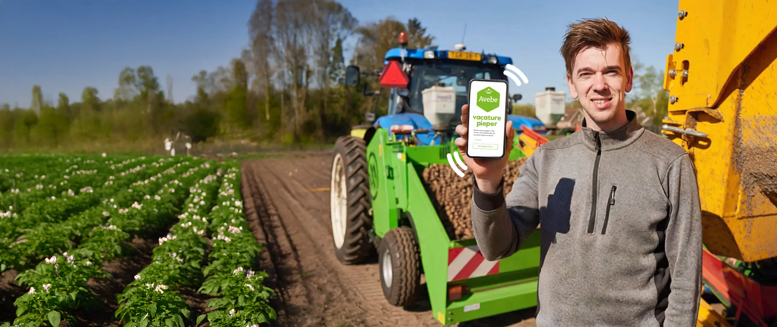 De vacature pieper Vrouw in winkel glimlacht met een mobiel in haar hand.